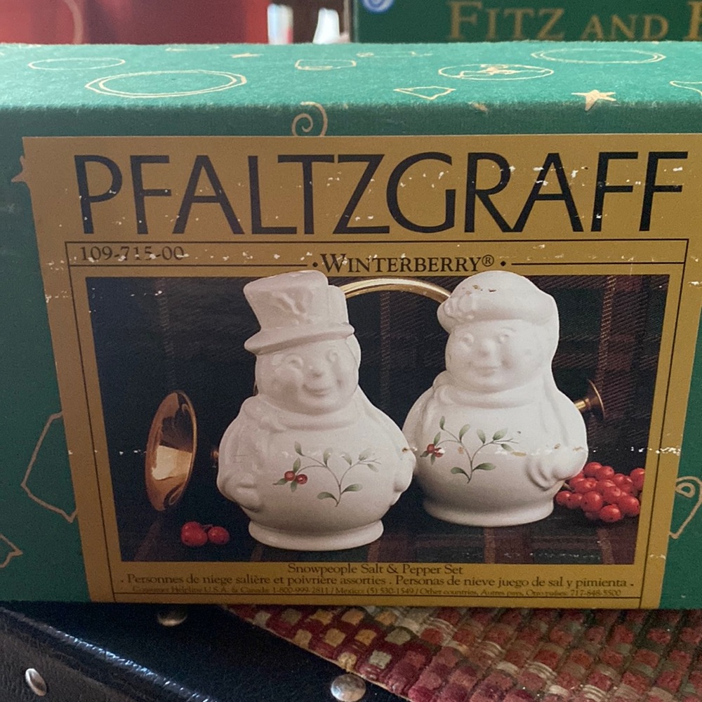 Pfaltzgraff Winterberry Salt & Pepper Shakers Mr. & Mrs. Snowman
